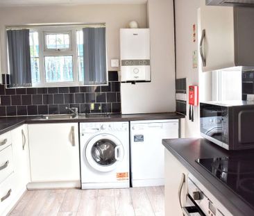 4 bedroom semi-detached house to rent - Photo 6