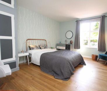 A fantastic one bedroom flat with a private patio in Kingsdown. Pet... - Photo 3