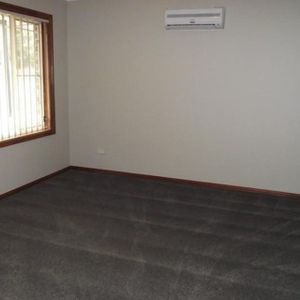 Well Kept&comma; 3 Bedroom Family Home&excl; - Photo 2