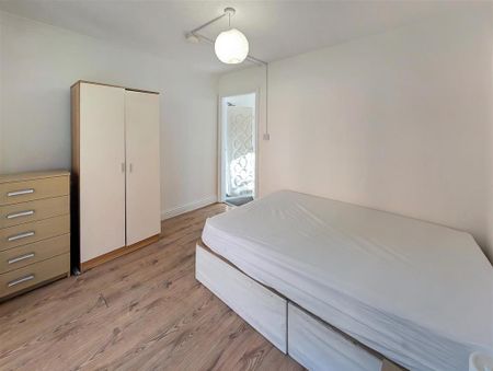 3 bedroom apartment to rent - Photo 3