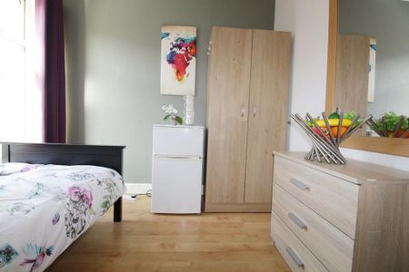 1 bedroom in a house share to rent - Photo 3