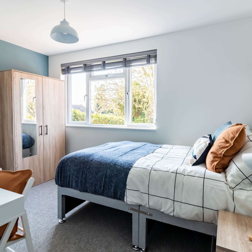 Amazing house share in Frimley for working professionals! Room 6 - Photo 1