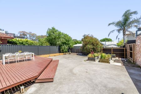 Charming Home with Spacious Outdoor Living - Photo 3