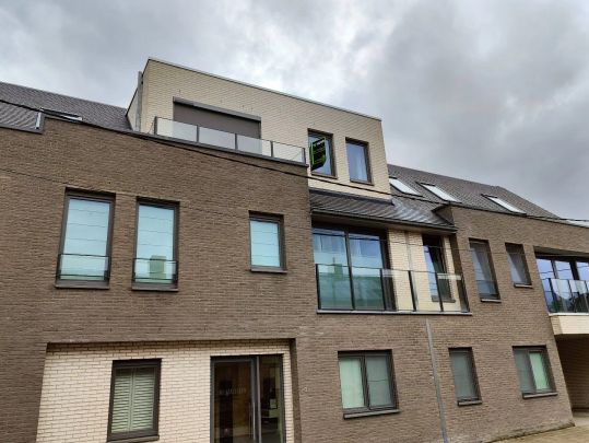 Centraal gelegen appartement met twee slaapkamers met garage en berging - Photo 1