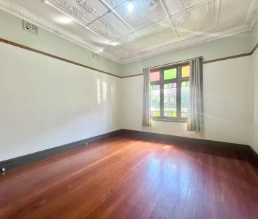 Ultimate Convenience 3 Bedroom House in prime location - Photo 6