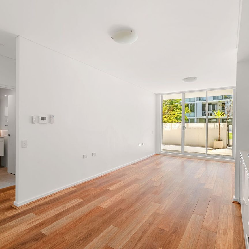 Pristine Modern Style 1 Bedroom Apartment - Photo 1