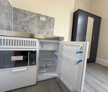 1 bedroom in a flat share to rent - Photo 5