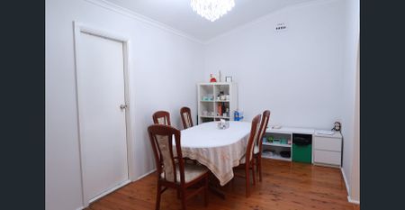 New Renovated 4 Spacious Bedrooms with Sunroom - Photo 2