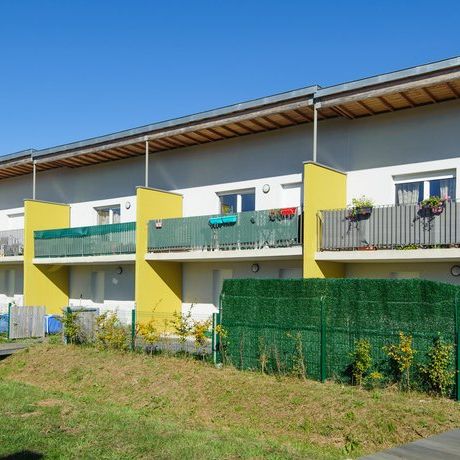 Pavillon mitoyen, en duplex inversé (entreé, salon, séjour, cuisine au rdc, 2 chambres fermées et salle de bain en rez de jardin) - Photo 1