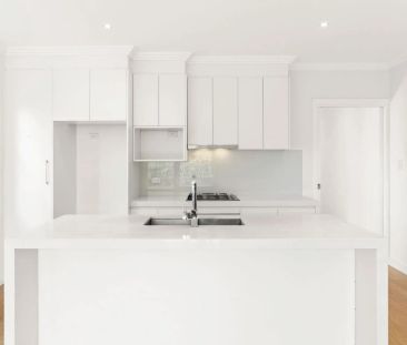 Elegantly Refurbished Two-Bedroom Apartment with a Peaceful Leafy Outlook - Photo 3
