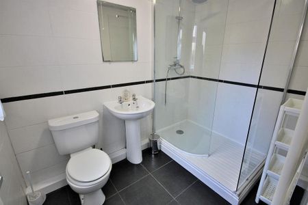 1 bedroom in a house share to rent - Photo 2