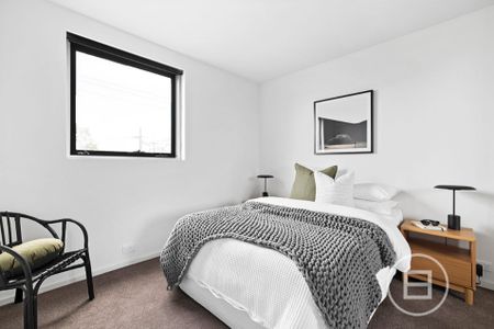 Modern Two-Bedroom Apartment over 2 Levels. - Photo 4