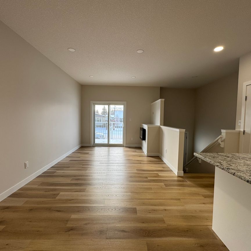 Brand New 3 Bedroom Triplex - Ready for it's First Tenants!! - Photo 1
