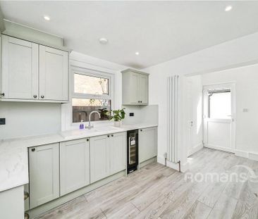 4 bedroom detached house to rent - Photo 2