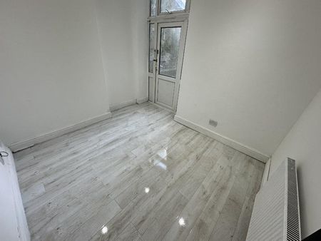 4 bedroom flat to rent - Photo 5
