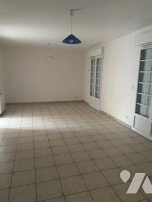 YVETOT PLEIN CENTRE, maison de 90.92m² avec jardin comprenant trois chambres, garage, véranda. - Photo 1