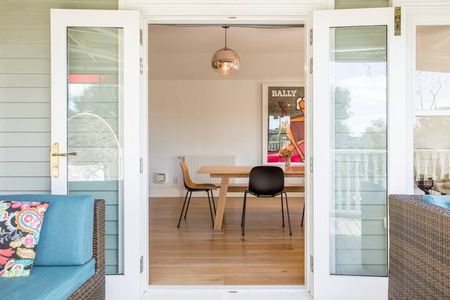 Classic Four Bedroom Villa Recently Renovated - Photo 4