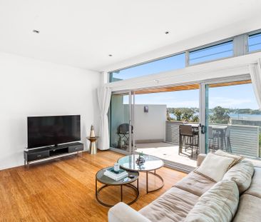 Quality townhouse capturing water and city views - Photo 6