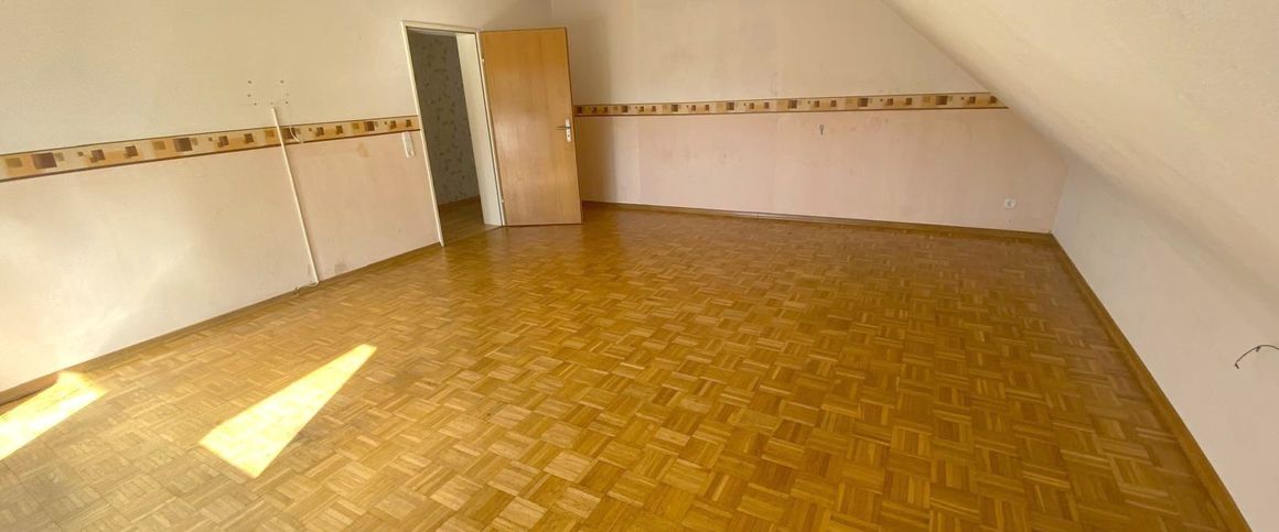 Lichtdurchflutete 4-Zimmer-Dachgeschosswohnung mit Balkon, Tageslichtbad & Garage in Trier-Ehrang! - Photo 1
