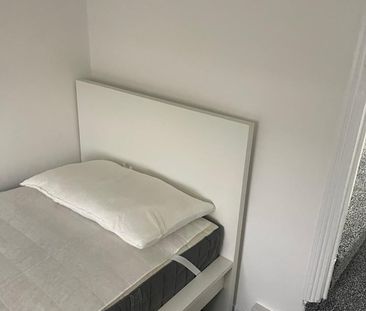 Room in a Shared House, The Drive, CR7 - Photo 2