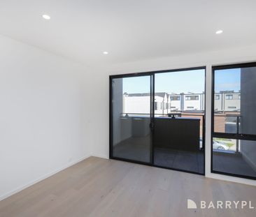 Brand new stunning, modern & elegant. - Photo 2