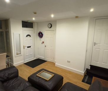 Woodside Place, Burley, Leeds, LS4 2QU - Photo 2