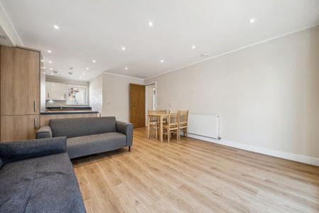 3 bedroom flat to rent - Photo 2