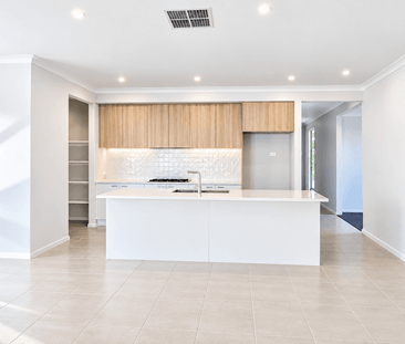 BRAND NEW 4-BEDROOM FAMILY HOME WITH MULTIPLE LIVING AREAS - Photo 4