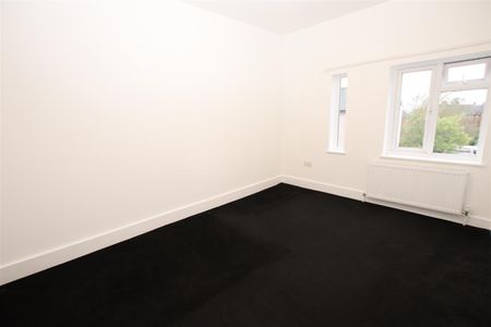 2 bedroom Flat to let - Photo 2