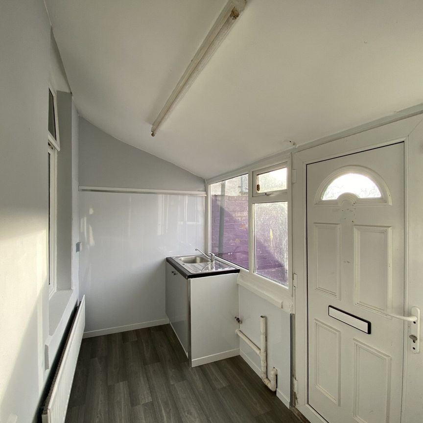 Newly Refurbished 2 Bedroom Bungalow for Rent in Hendon - Photo 1