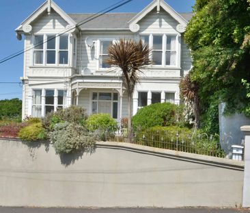 Spacious & Furnished 4-Bedroom Flat - Stunning Views! - Photo 3