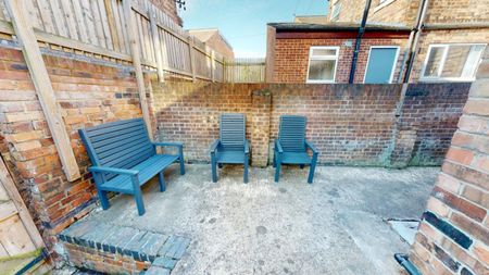 5 bed Mid Terraced House for Rent - Photo 2