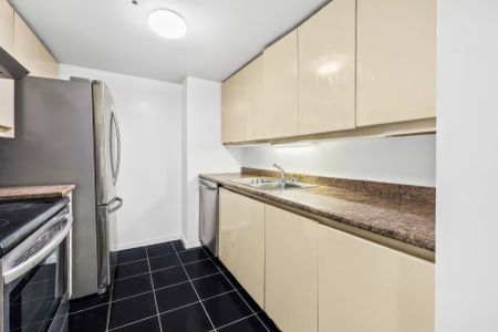 Apartment for rent, Montréal (Ville-Marie) - Photo 2