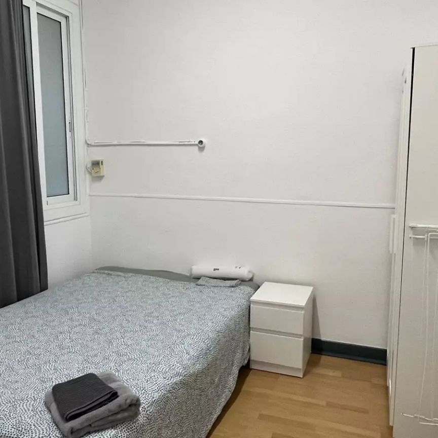 Room in a shared 7-bedroom apartment for rent in Sant Gervasi Galvany, perfect for students. - Photo 1