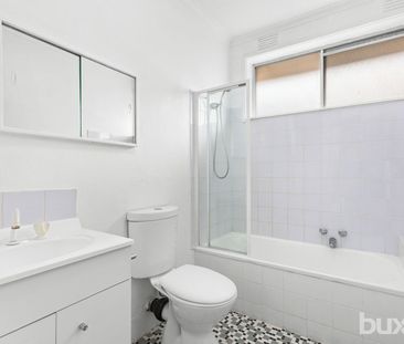 SPACIOUS 2 BEDROOM 2 STOREY TOWNHOUSE - Photo 6