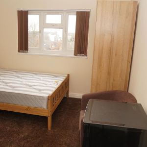 1 bedroom in a house share to rent - Photo 2