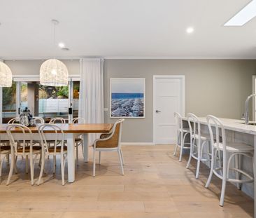 Hamptons Inspired Coastal Residence - Just 600m To The Beach - Photo 3
