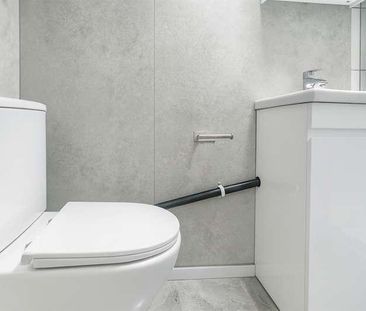 Plumstead High Street, London, SE18 - Photo 4