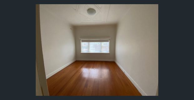 Charming 1930s Art Deco Duplex in a Quiet, Convenient Location - Photo 1