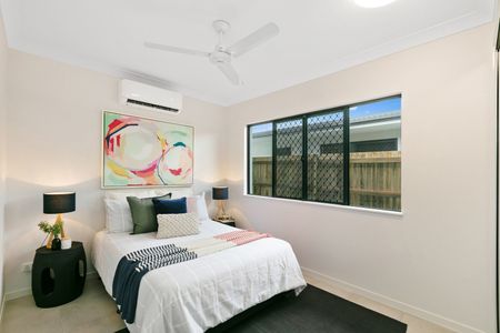 MODERN AND CHIC– CUTE AS A BUTTON! - Photo 4