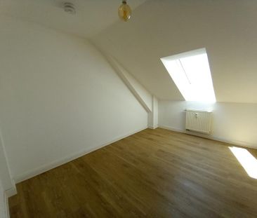 gepflegte 2-Zimmer Wohnung im DG der Zwickauer Str. 45, mit Fahrstu... - Photo 1