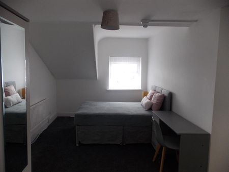 9 bedroom private hall to rent - Photo 5