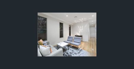 Stunning Family Home in Newmarket!! - Photo 3