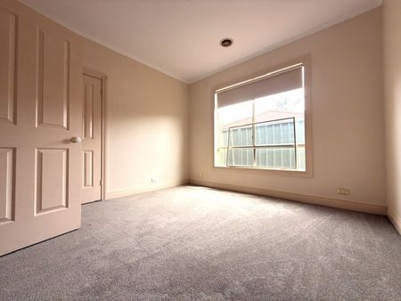 Victorian Style Home in a Prime Caroline Springs Location! - Photo 4
