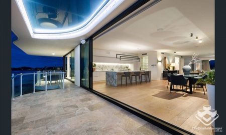 Prestige Beachfront Penthouse $4,500/week - Photo 2