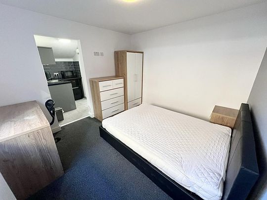 1 bedroom in a house share to rent - Photo 1
