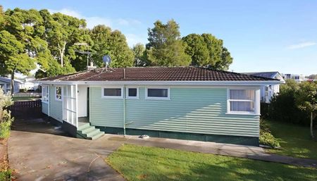 Home with Garden in Central of Pakuranga - Photo 2