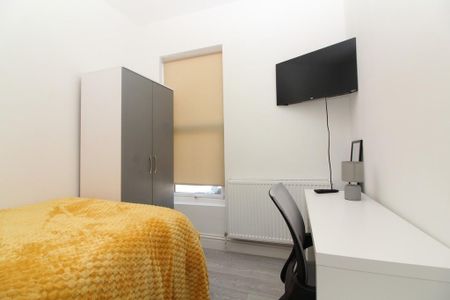 1 bedroom in a house share to rent - Photo 2