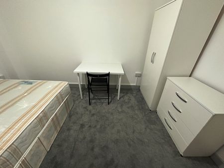 Room in a Shared House, Abercrombie House, W12 - Photo 2