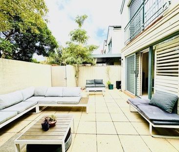 Maroubra Beach 3 Bed 2 Bath 2 CarspaceTownhouse with courtyards - Photo 3